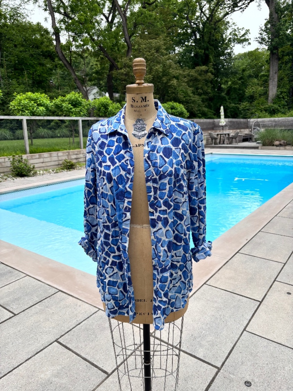 J. Mclaughin Button-Up Blue Patterned Shirt Size M